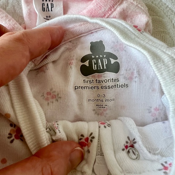 Gap Baby Girl 0-3m sleepers - Picture 2 of 3
